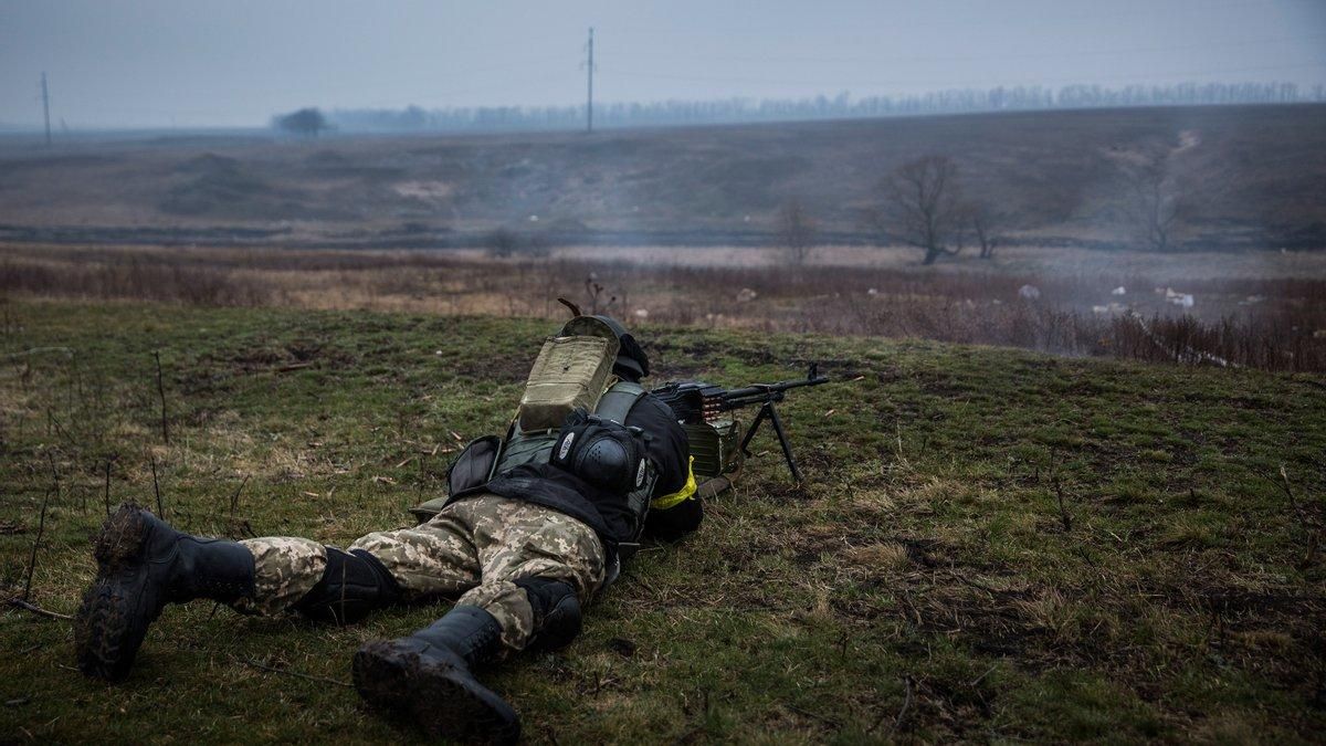 На Донбасі військовий ЗСУ підірвався на невідомому пристро