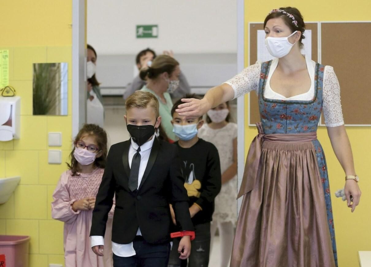 В Австрії вимогу носити маски у школах визнали протизаконною