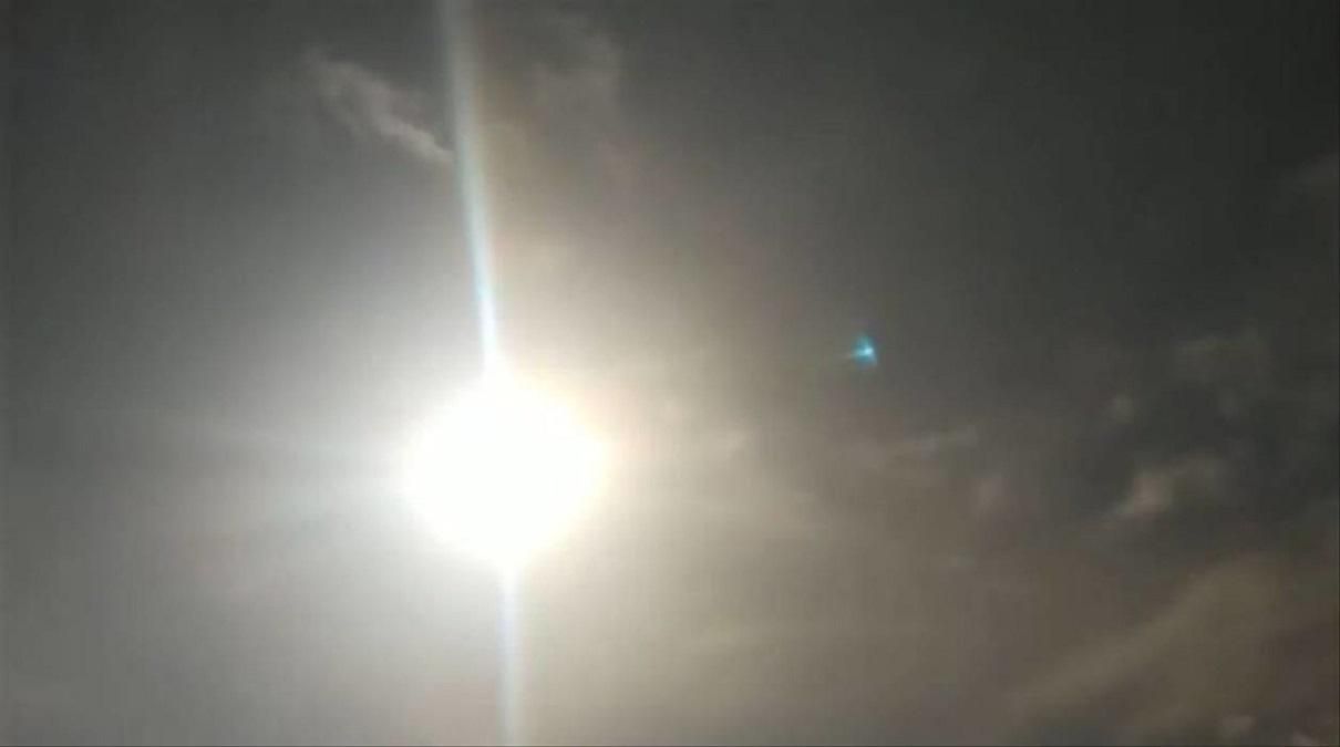 Метеорит пролетів у небі над Китаєм: вражаюче відео Метеорит пролетів у небі над Китаєм: вражаюче відео