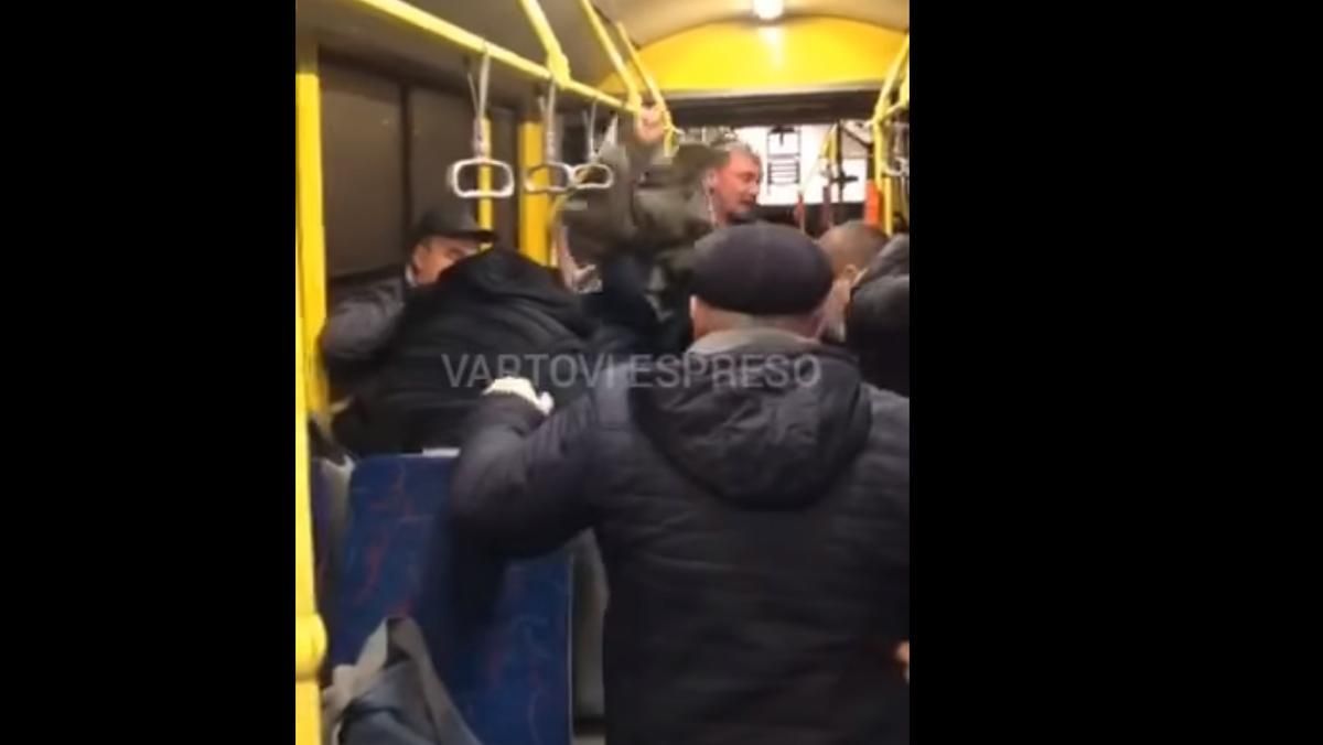 В киевском троллейбусе мужчины устроили драку с поножовщиной