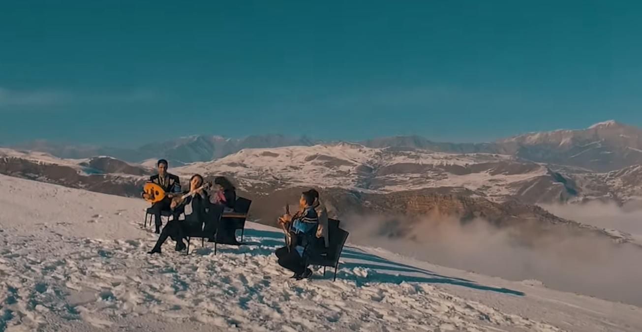 Украинский Щедрик раздался среди Кавказских гор: захватывающее видео Украинский Щедрик раздался среди Кавказских гор: захватывающее видео