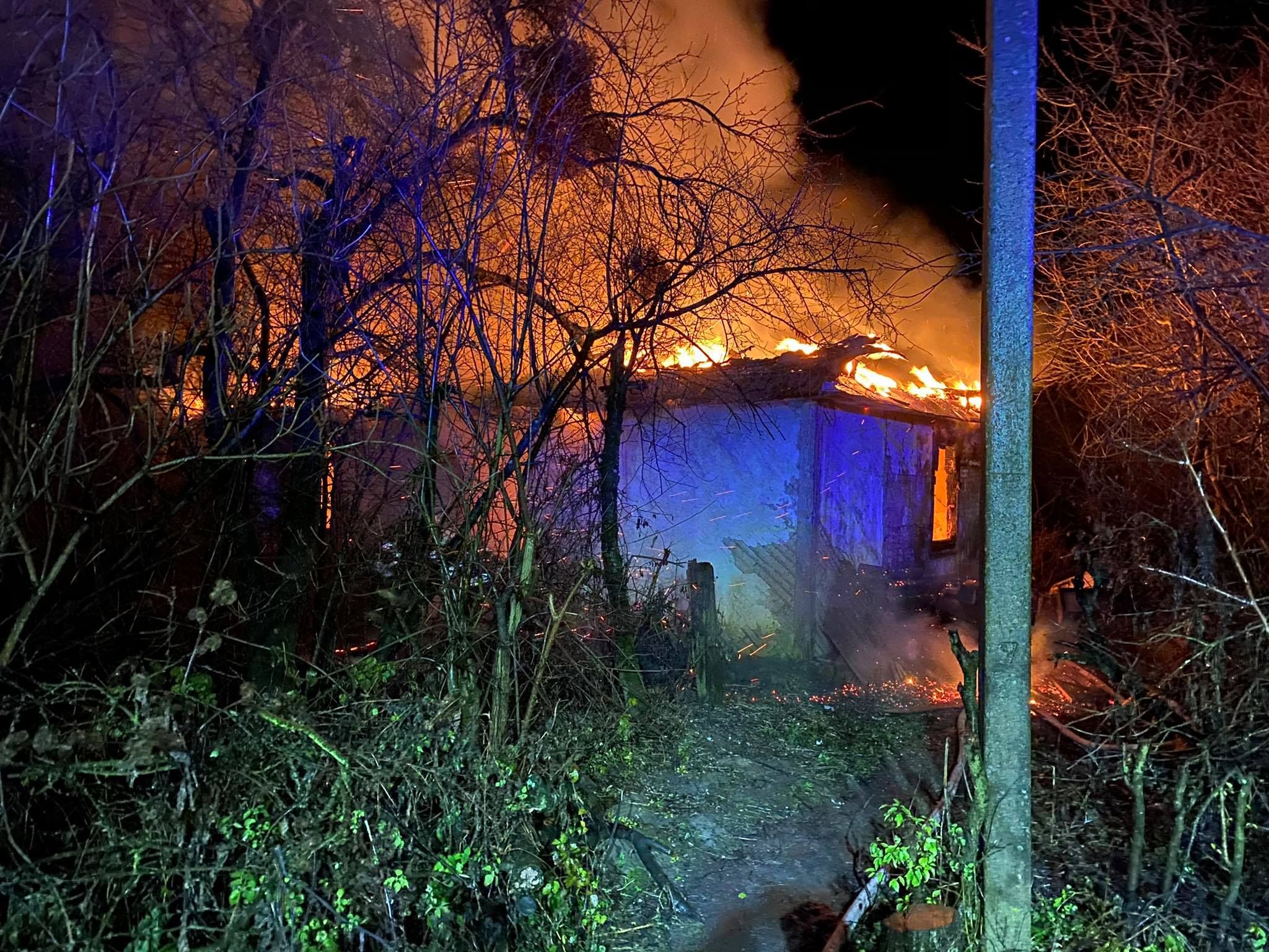 На Львівщині вщент згорів будинок: його власник потрапив у лікарню з важкими опіками – фото