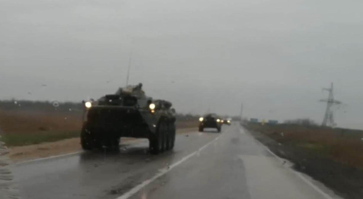 У Криму помітили колону російської військової техніки: відео У Криму помітили колону російської військової техніки: відео