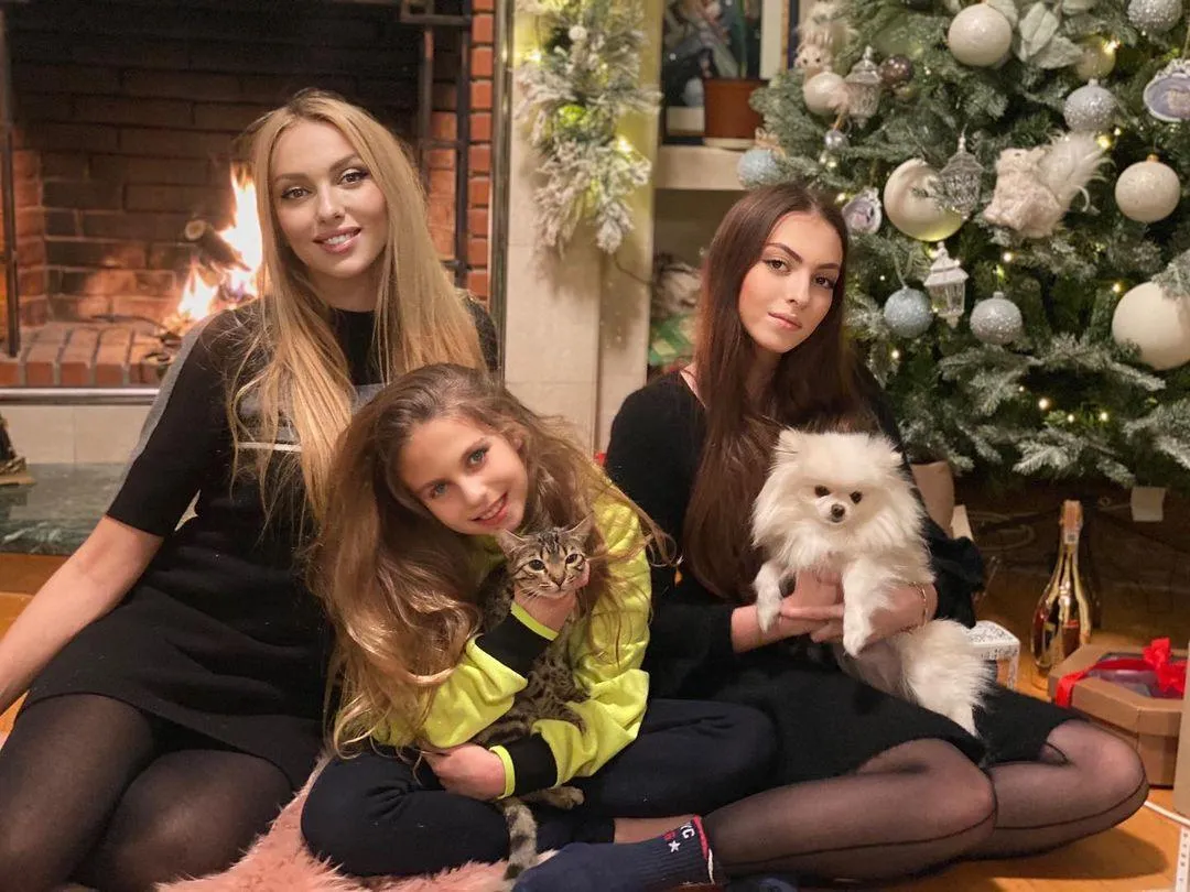 Оля Полякова з доньками на Різдво 