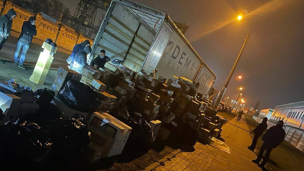 ГБР разоблачило контрабанду товаров на 40 миллионов под видом елок ГБР разоблачило контрабанду товаров на 40 миллионов под видом елок