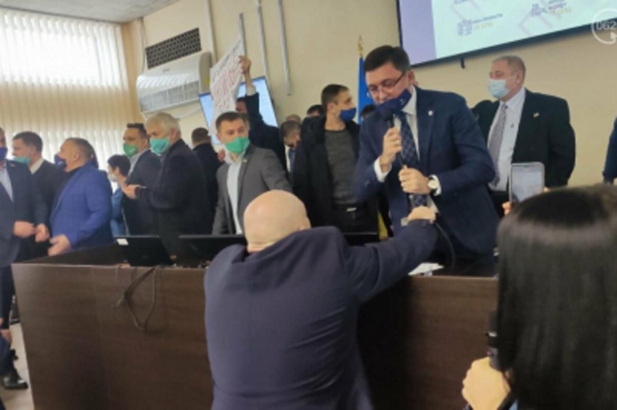 Бійка у Маріуполі – це боротьба "ОПЗЖ" за доступ до фінансових потоків, – експерт
Бійка у Маріуполі – це боротьба "ОПЗЖ" за доступ до фінансових потоків, – експерт