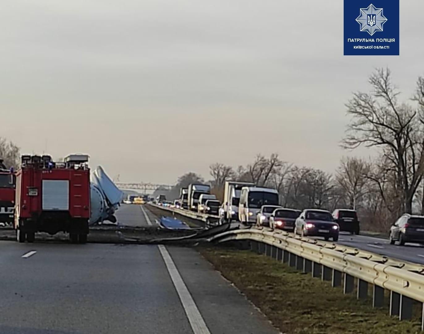 Вантажівка заблокувала рух на автошляху Київ – Харків: фото з місця ДТП