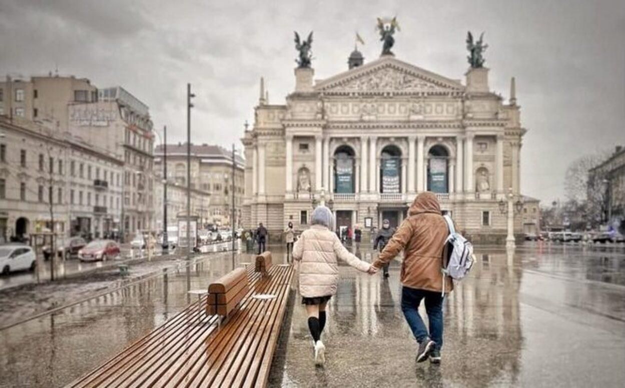 У Львові на площі перед Оперним театром встановили 10-метрову лавку У Львові на площі перед Оперним театром встановили 10-метрову лавку