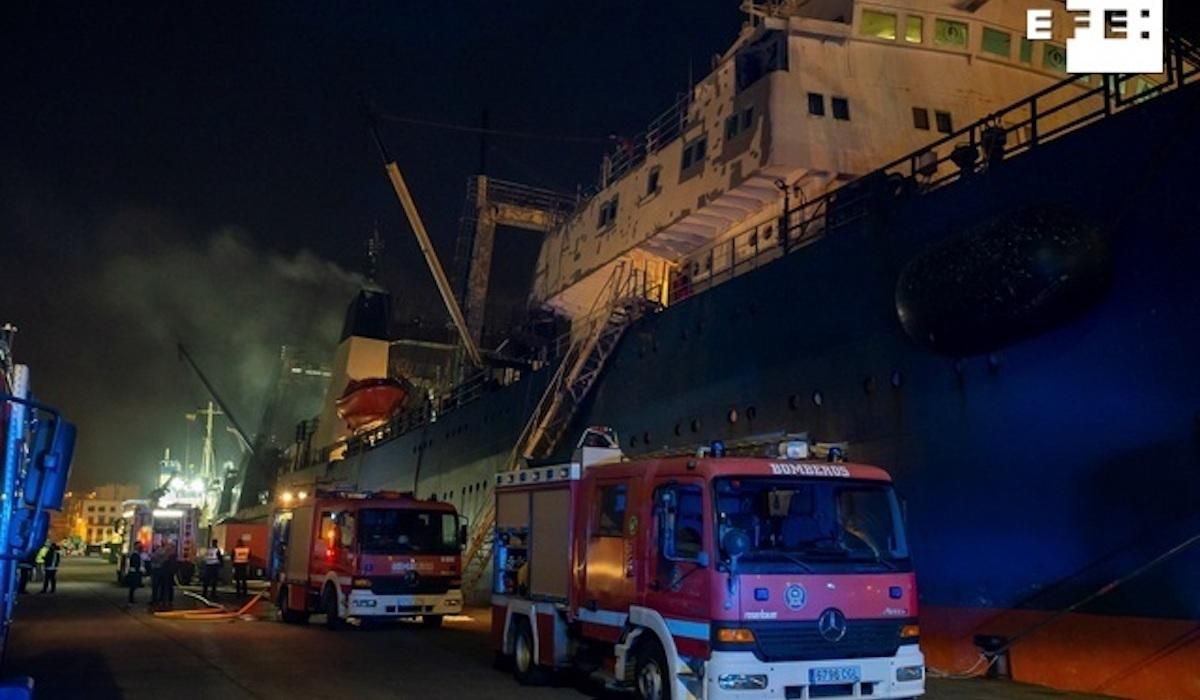 Российский корабль горел на Канарах, погибли моряки: видео