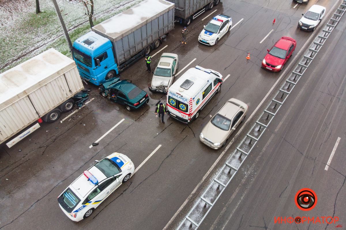 Аварія у Дніпрі 26.12.2020: рятувальники вирізали жінку з авто