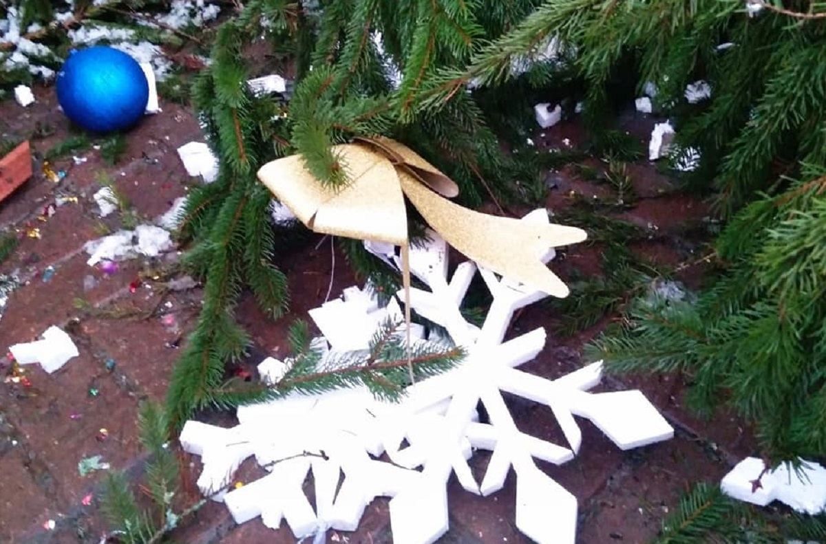 Ялинкові вандали у Києві: невідомі нищать новорічні дерева – фото
