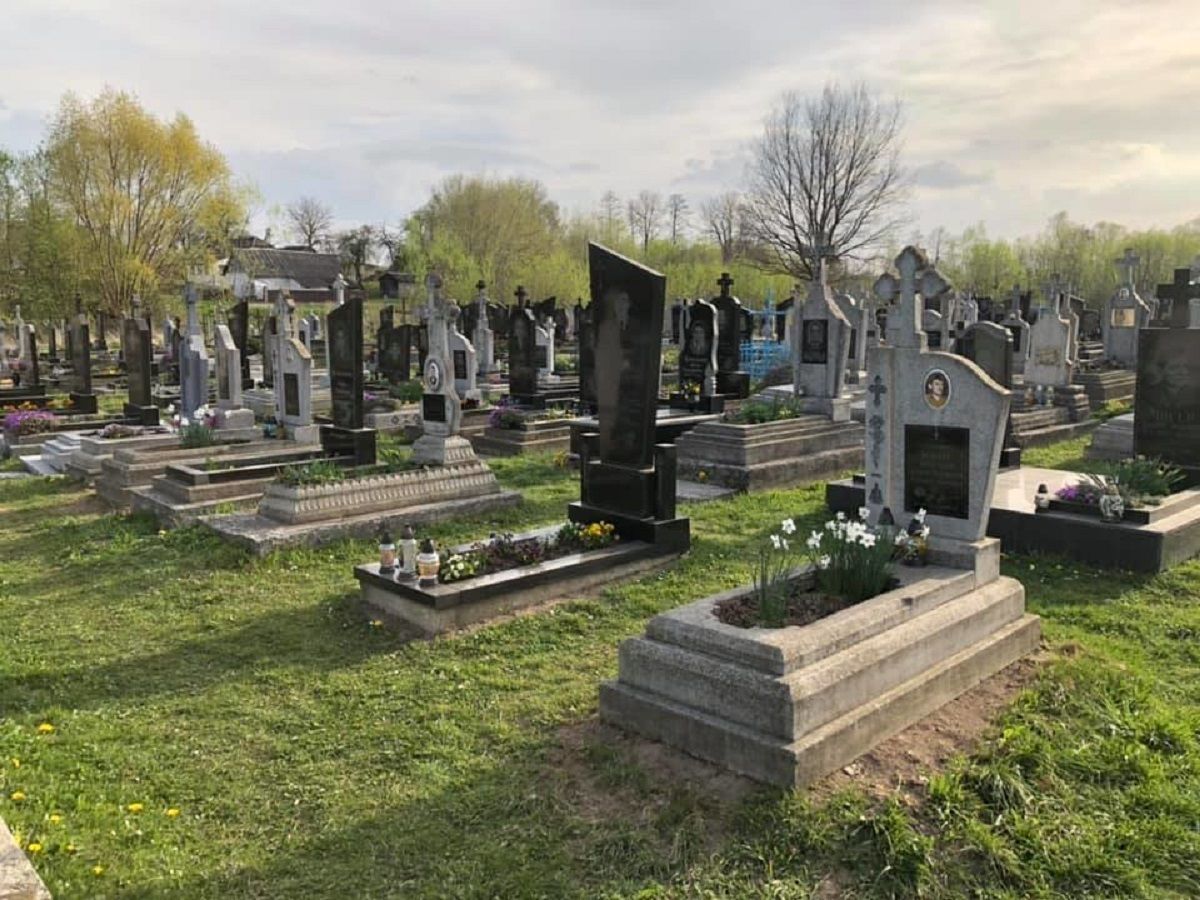 В Кременчуге на место умершей женщины похоронили мать чиновника
