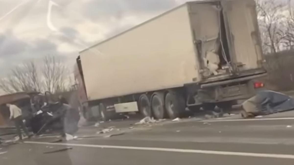 Под Одессой 26 декабря 2020 грузовик столкнулся с легковушкой: иномарка разлетелась на части – видео