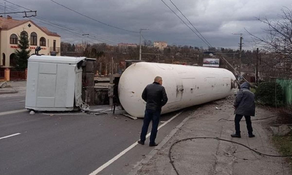 ДТП в Житомире 26.12.2020: перевернулась цистерна с газом - фото, видео