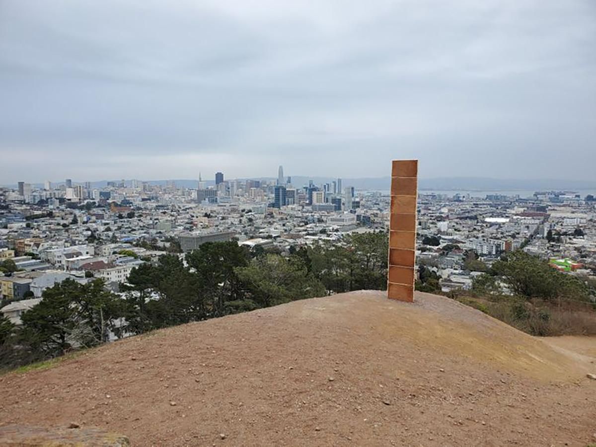 В Сан-Франциско появился загадочный монолит с имбирных пряников фото