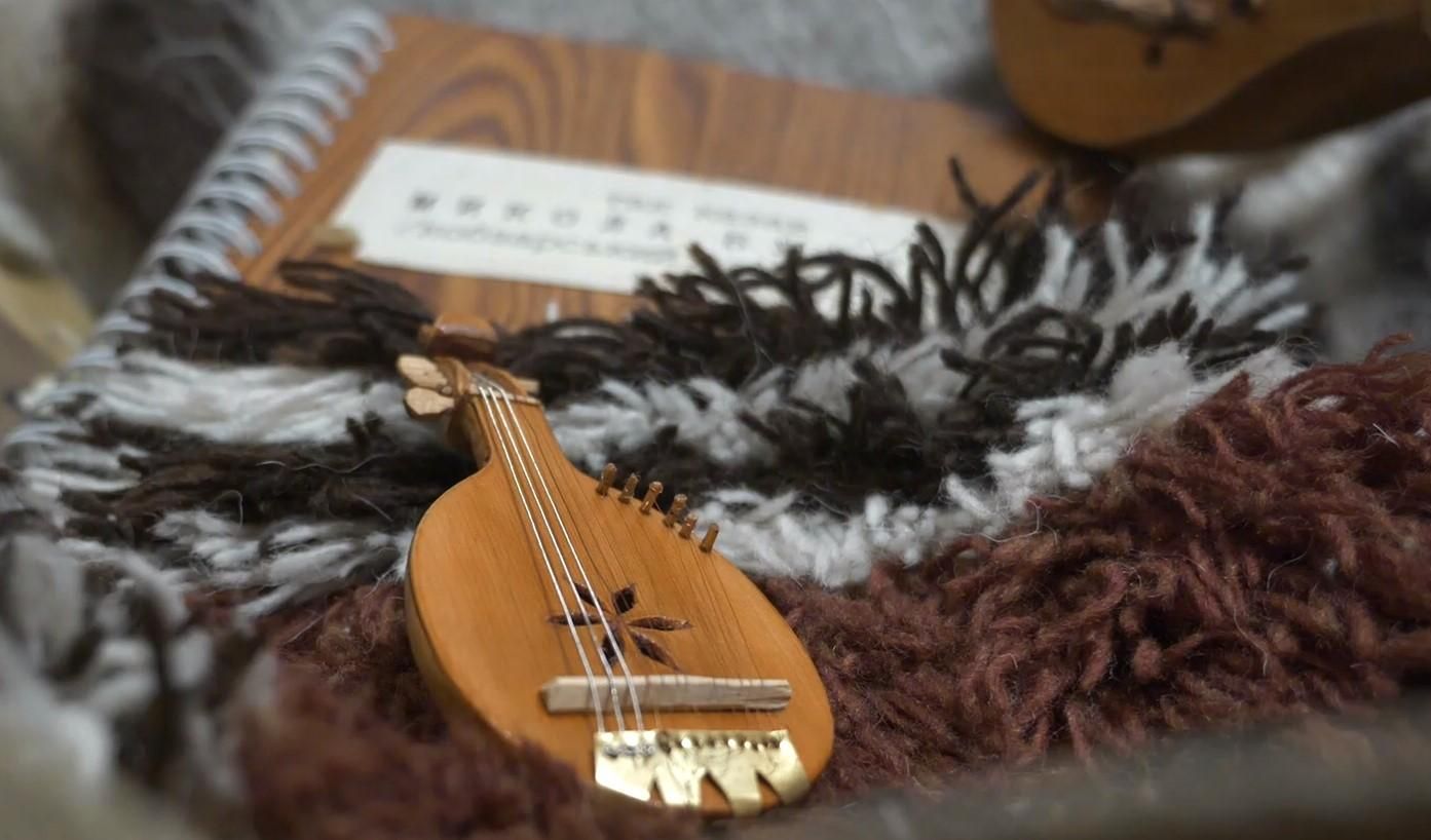 Харківський майстер виготовив мінікобзу, на якій можна грати Харківський майстер виготовив мінікобзу, на якій можна грати