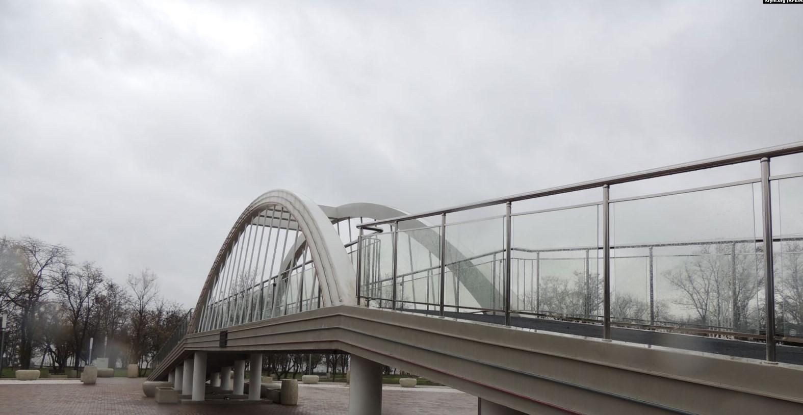 У Криму тріснула 55-метрова копія Кримського мосту: фото