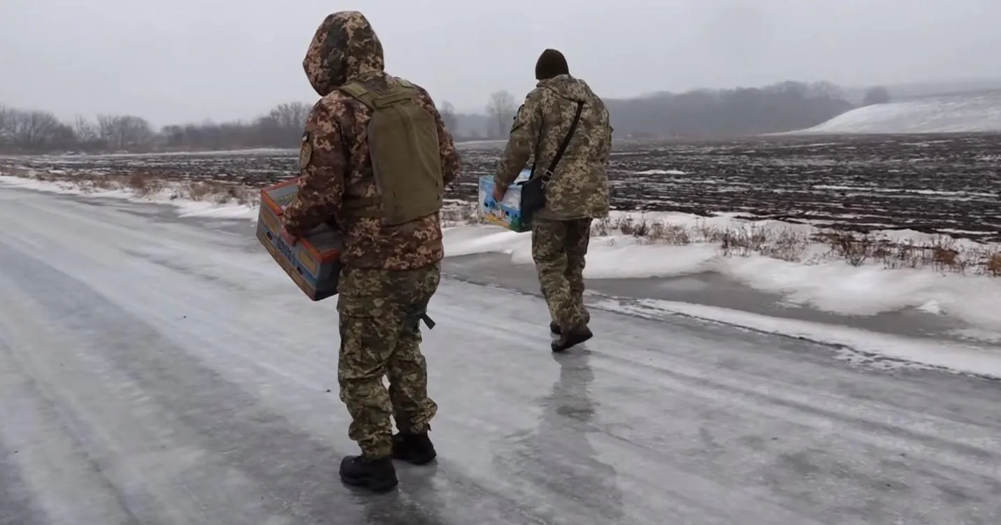 Військовослужбовці доставляють хліб