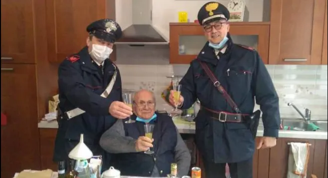 В Італії поліцейські відствяткувати Різдво з пенсіонером