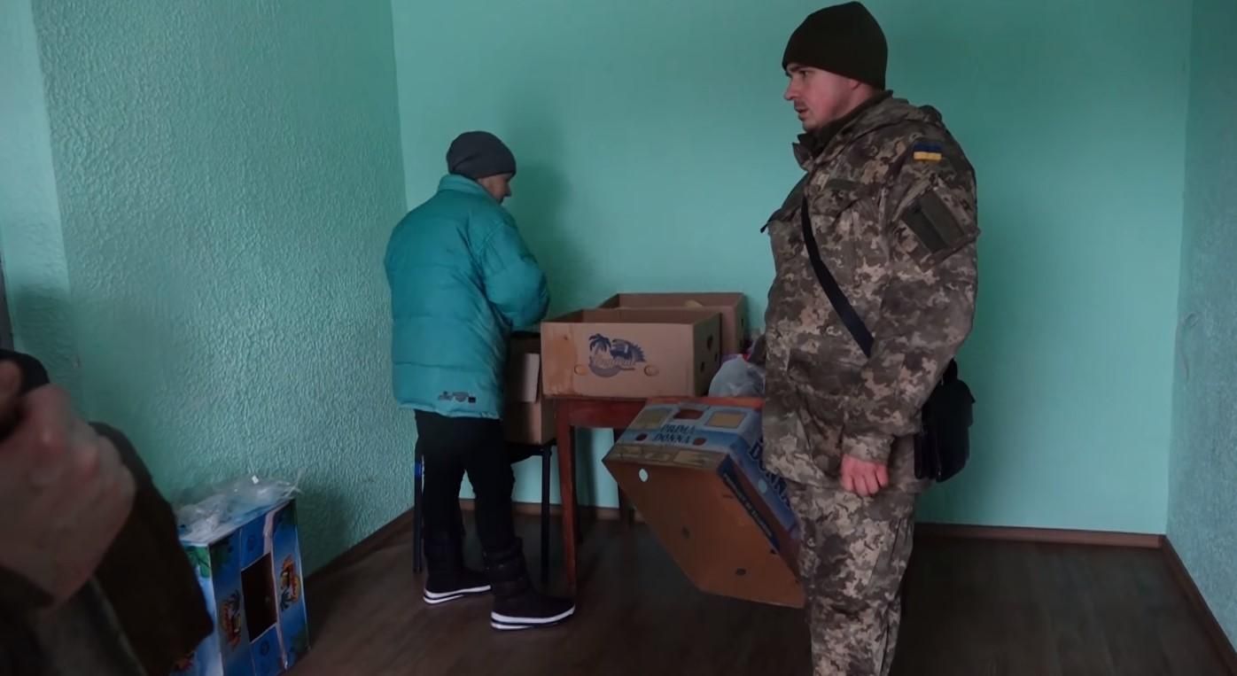 Военнослужащие доставляют продукты на линии разграничения Военнослужащие доставляют продукты на линии разграничения