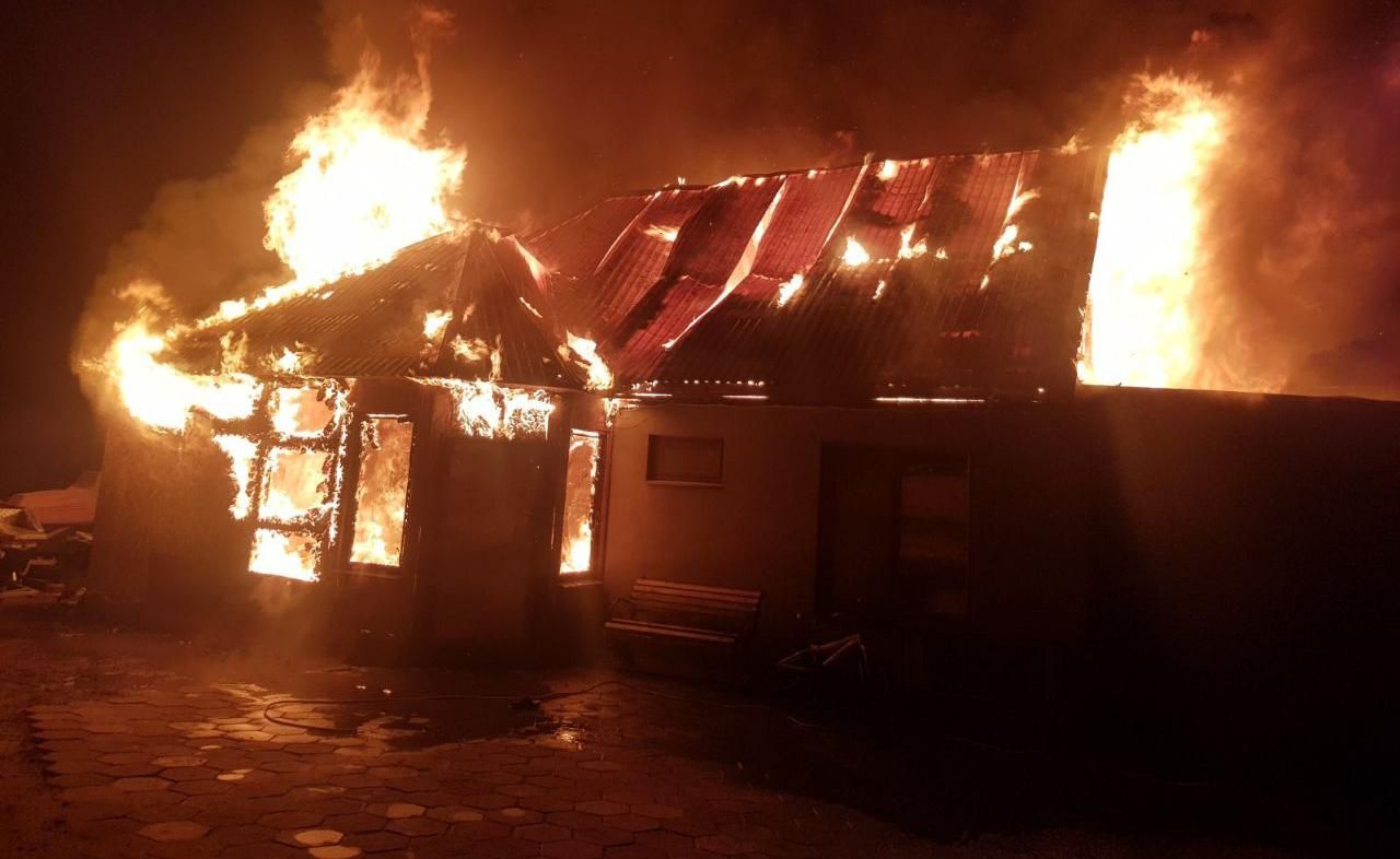 На Одещині повністю згорів приватний будинок через новорічну гірлянду