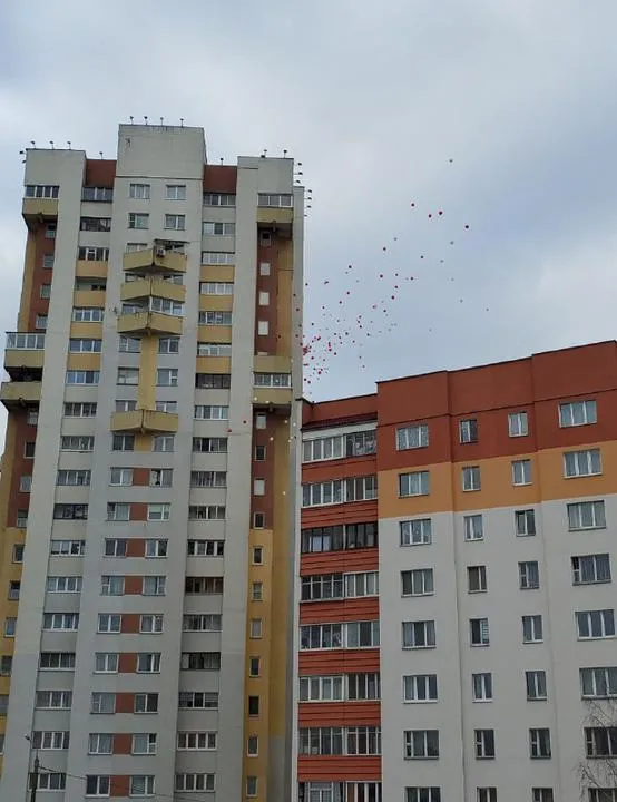 Протестувальники запустили повітряні кульки у кольорах державного прапору