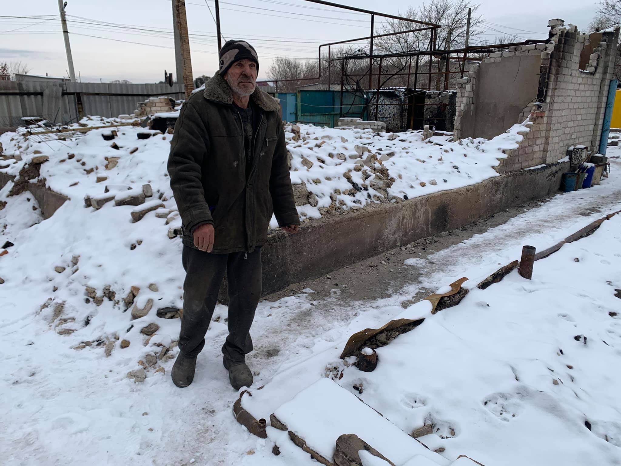 71-летний пенсионер живет в подвале своего сгоревшего дома, фото 71-летний пенсионер живет в подвале своего сгоревшего дома, фото