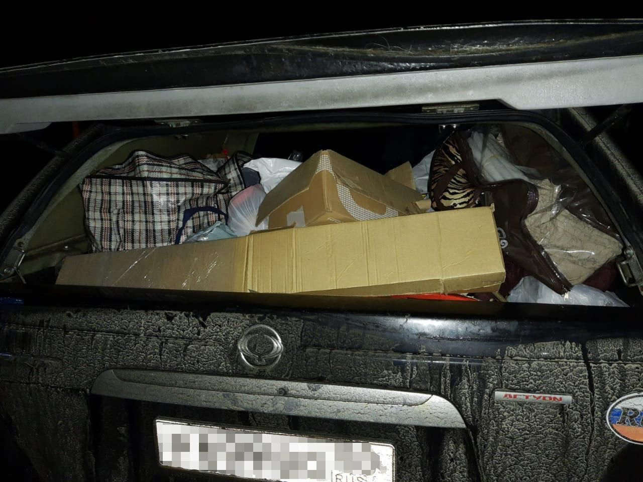 Українець та росіянин везли через кордон шаблі та ножі: фото, відео Українець та росіянин везли через кордон шаблі та ножі: фото, відео