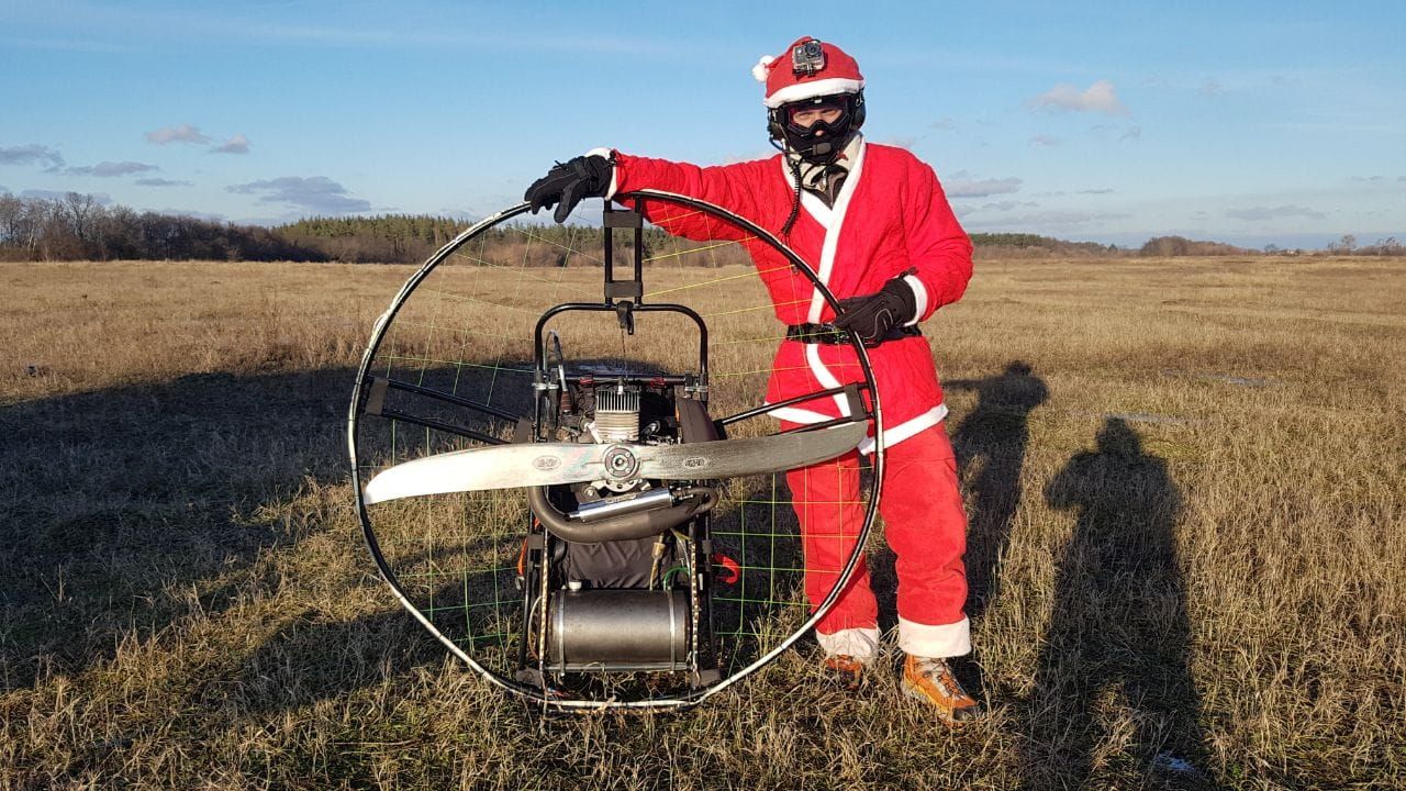 Санта-Клаус с неба сбрасывал детям конфеты в Обухове: видео Санта-Клаус с неба сбрасывал детям конфеты в Обухове: видео