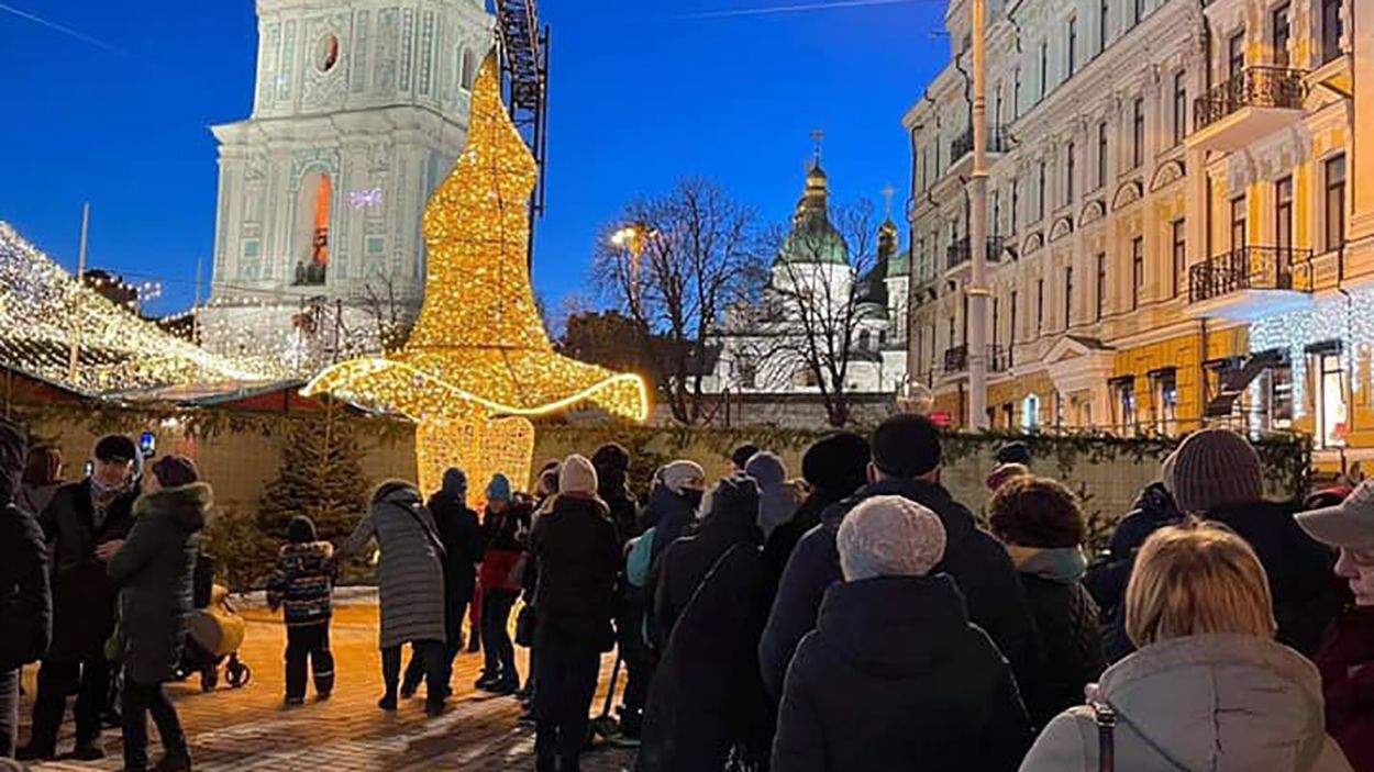 Шляпу с елки установили на Софийской площади: фото Шляпу с елки установили на Софийской площади: фото