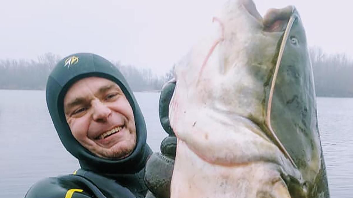 Рибалка Олександр Громадський похизувався рекордним уловом: йому вдалося витягти 18-кілограмового сома – фото