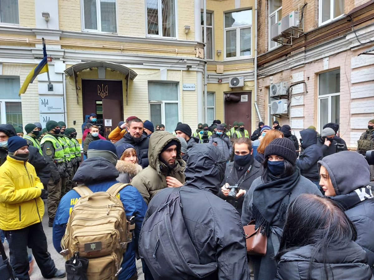 Под зданием ВАКС устроили митинг с требованием посадить Татарова