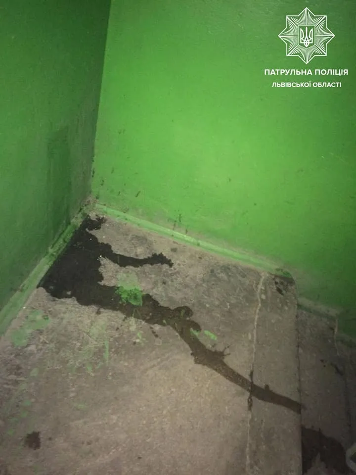 У Львові п'яний чоловік помочився в під'їзді, а потім погрожував рушницею ТОРівцю: фото