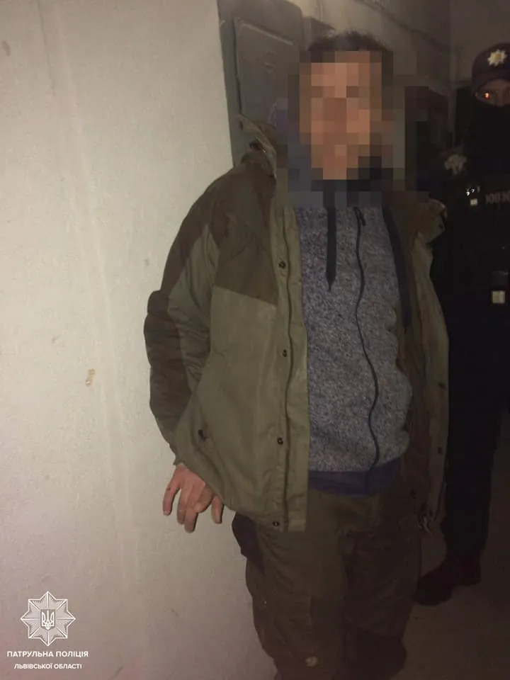 У Львові п'яний чоловік помочився в під'їзді, а потім погрожував рушницею ТОРівцю: фото