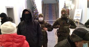 В Киеве штурмовали здание Минрегиона: избили полицейского – видео