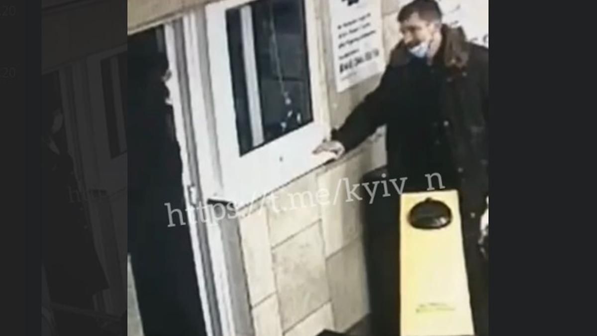 У Києві чоловік вдарив головою жінку-співробітницю метро: відео У Києві чоловік вдарив головою жінку-співробітницю метро: відео
