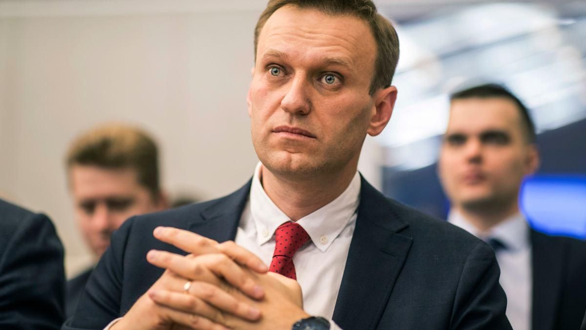 Навальному погрожують ув'язненням і терміново викликають до Росії