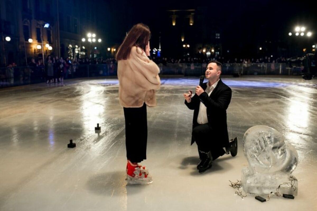 Під сльози та оплески: у центрі Львова на ковзанці відбулось зворушливе освідчення – фото Під сльози та оплески: у центрі Львова на ковзанці відбулось зворушливе освідчення – фото