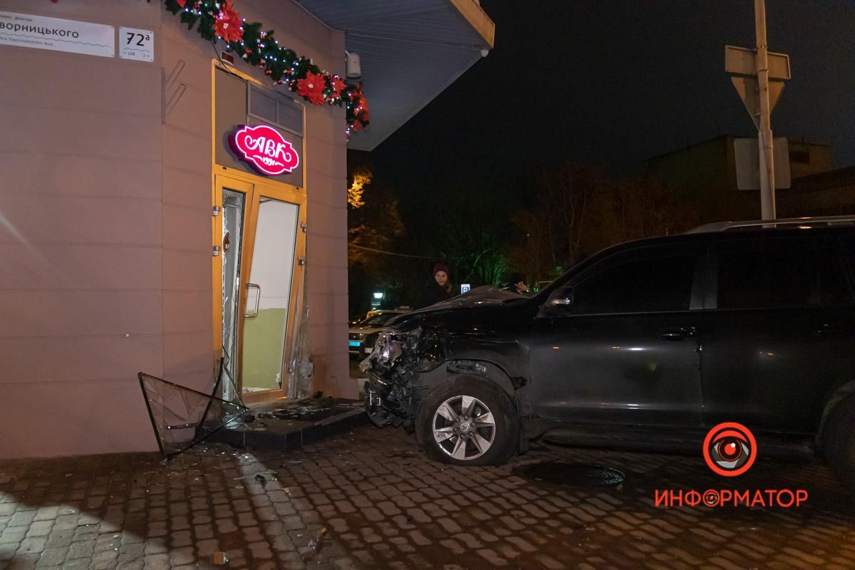 В центре Днепра авто влетело в магазин из-за ДТП В центре Днепра авто влетело в магазин из-за ДТП