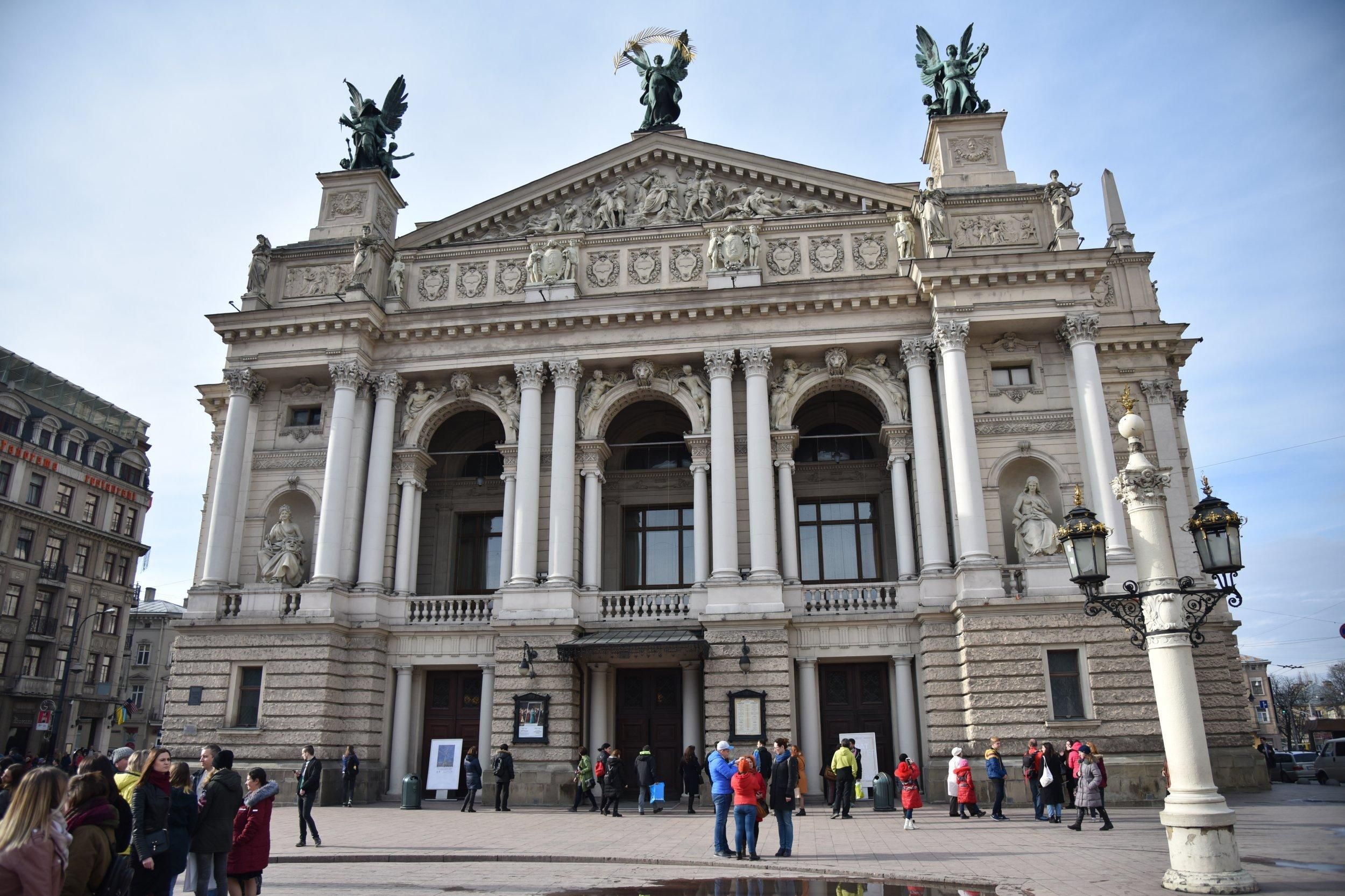 В центре Львова пьяный водитель мчался по встречной полосе: эпическое видео В центре Львова пьяный водитель мчался по встречной полосе: эпическое видео