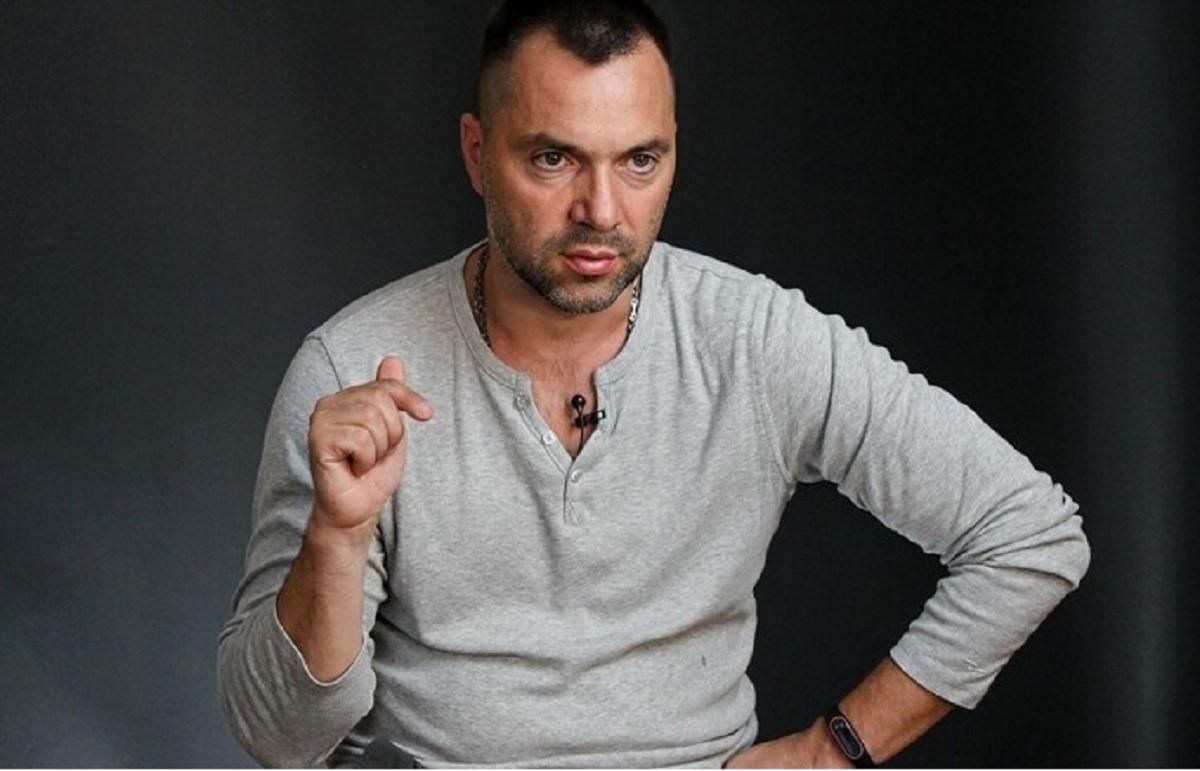 Арестович відповів Кривоносу про снайперів на мінному полі Арестович відповів Кривоносу про снайперів на мінному полі