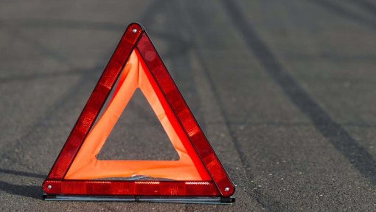 На Миколаївщині автобус з'їхав з дороги та впав у порожній басейн На Миколаївщині автобус з'їхав з дороги та впав у порожній басейн