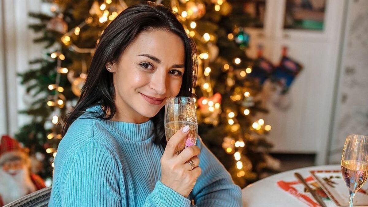 Задумлива біля ялинки: Ілона Гвоздьова показала ніжний образ – фото