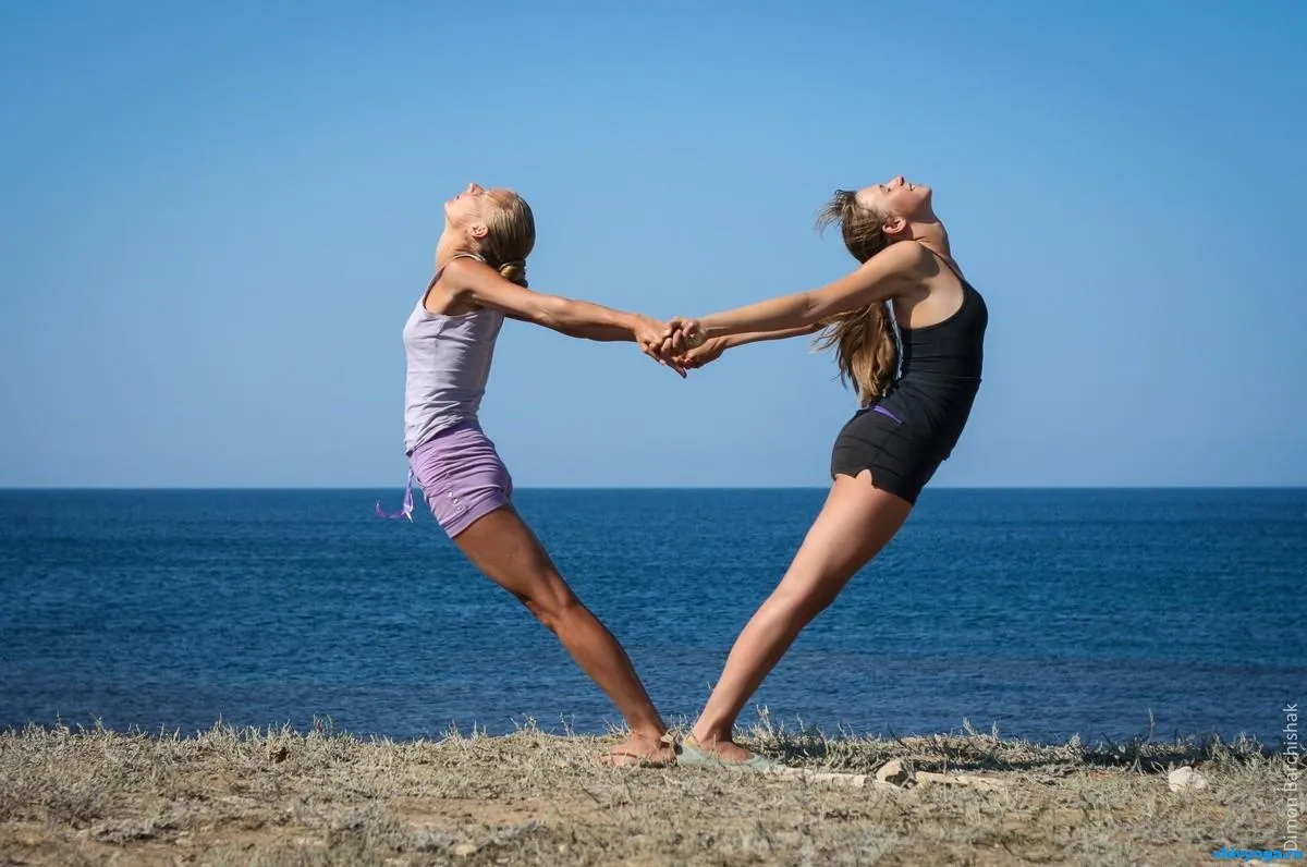 Акройога – йога, которая предусматривает практику вдвоем