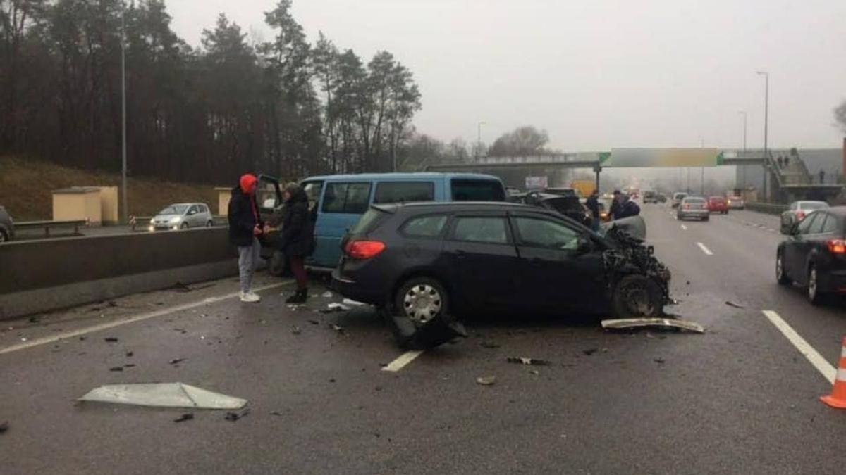 На Киевщине на Одесской трассе произошло ДТП с участием 8 авто На Киевщине на Одесской трассе произошло ДТП с участием 8 авто