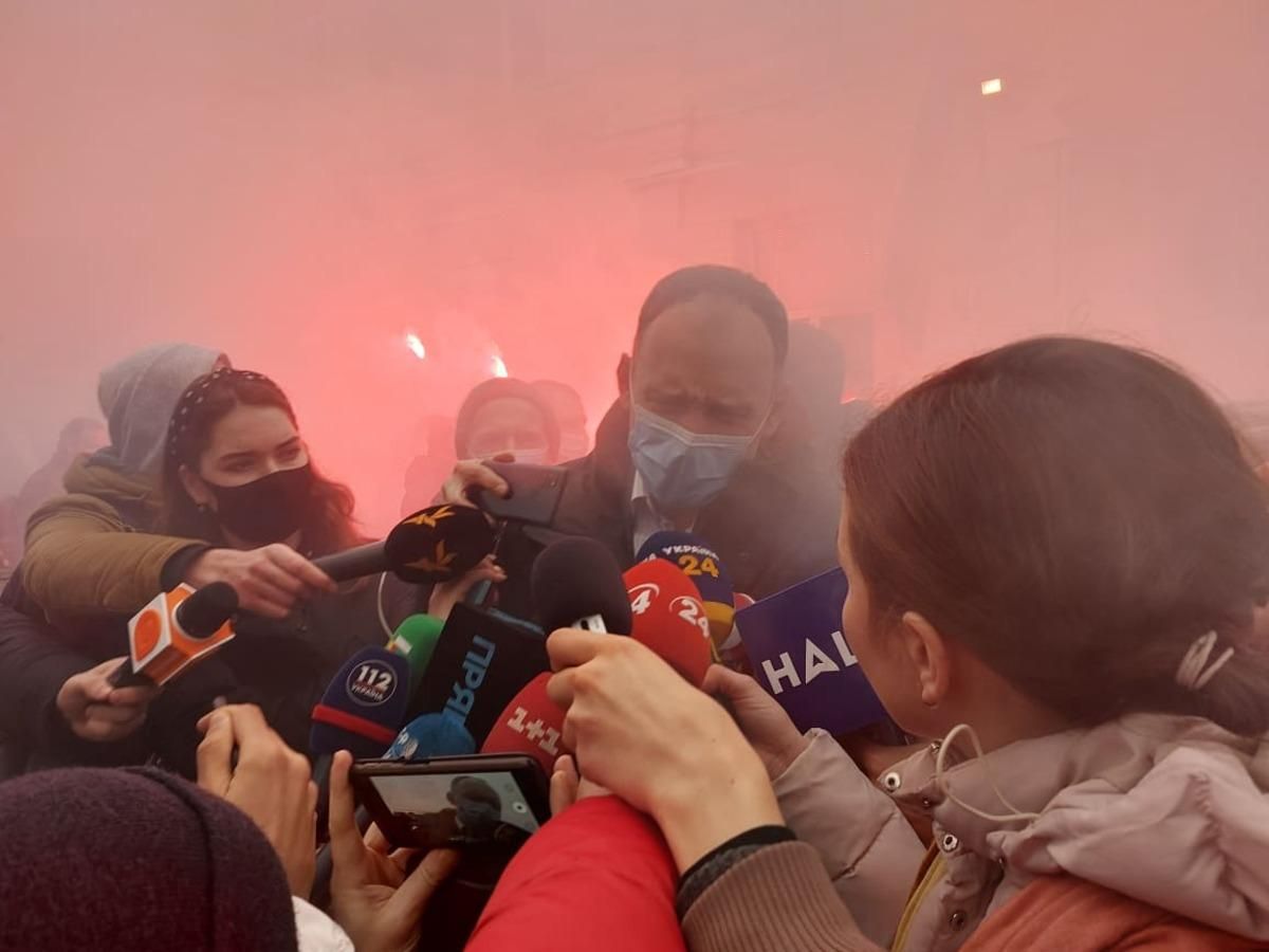 Татаров покинул ВАКС под возмущенные возгласы демонстрантов фото видео