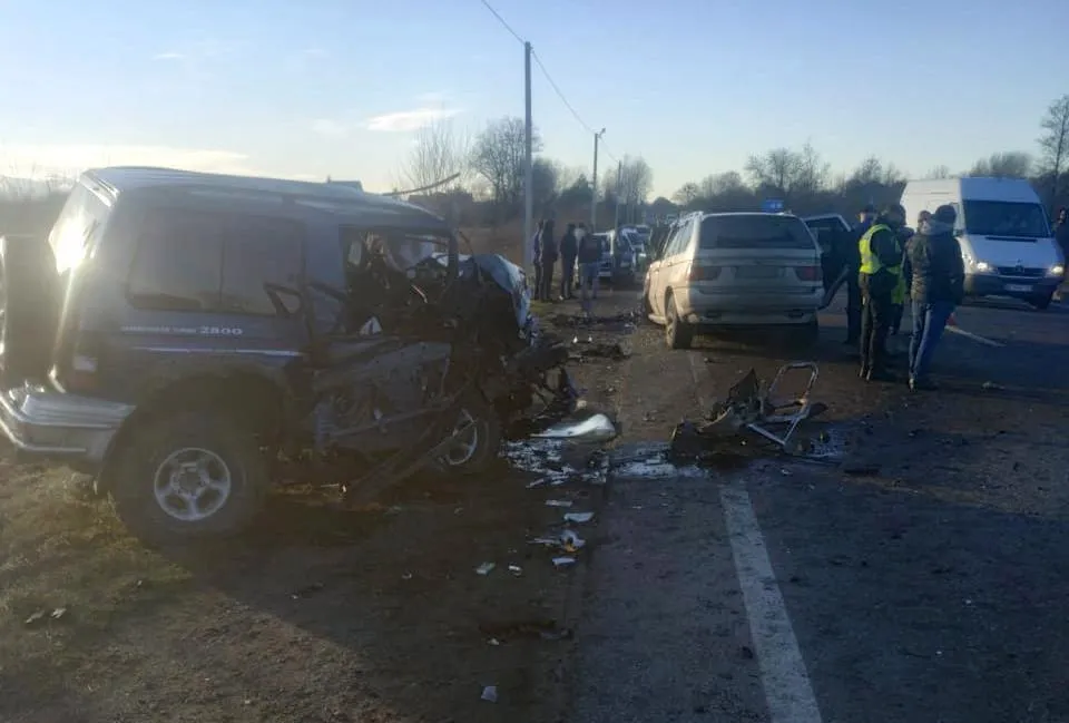 На Львівщині трапилась нищівна ДТП: автівки розтрощило вщент, а 3 людей травмувались – фото