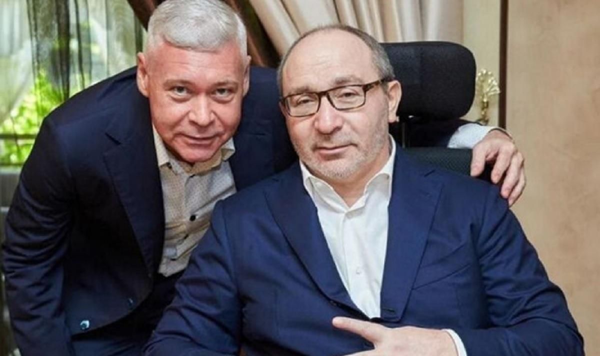 Мэрия Харькова увековечивала память Кернеса: под ней был пикет Мэрия Харькова увековечивала память Кернеса: под ней был пикет