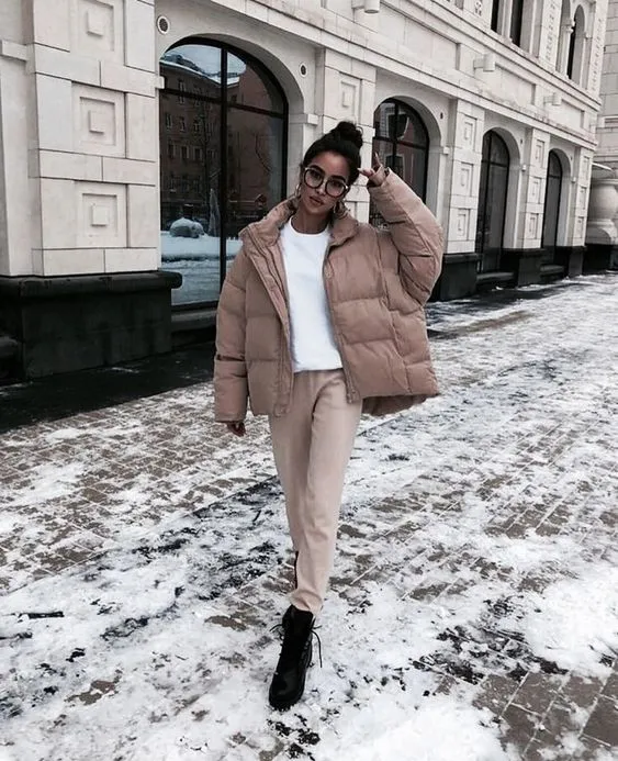 Стильна стилізація з бежевим пуховиком Стильна стилізація з бежевим пуховиком