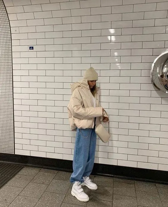 Стильна стилізація з бежевим пуховиком Стильна стилізація з бежевим пуховиком